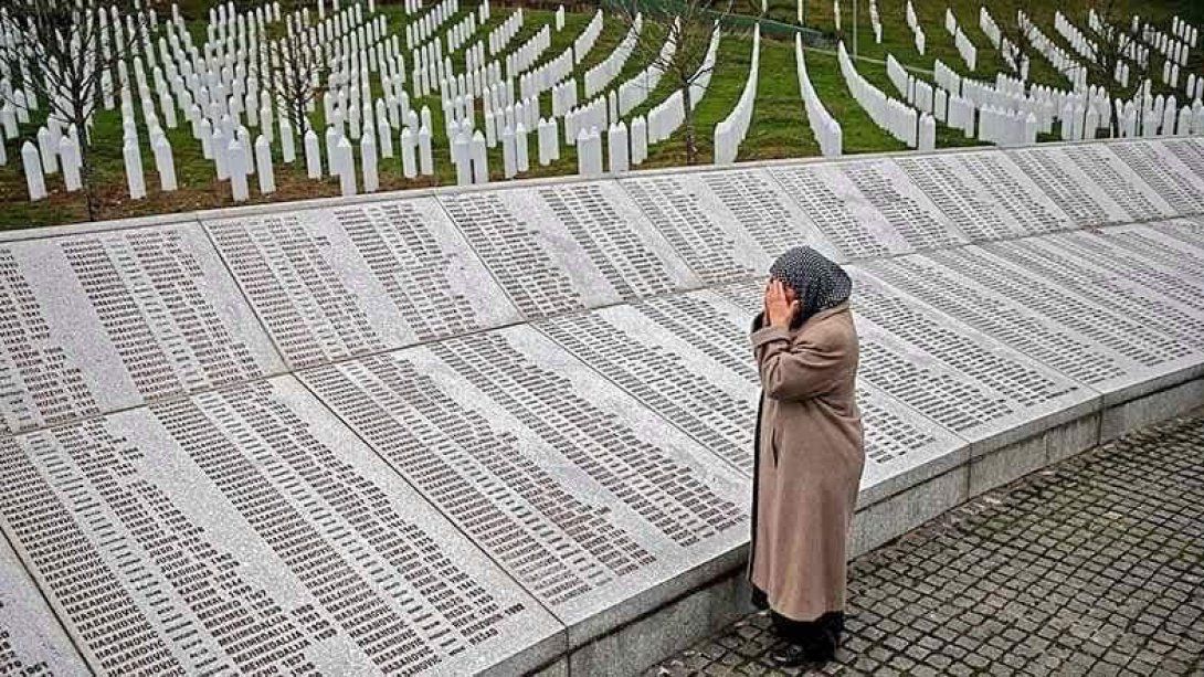 25 yıl önce Srebrenitsa'da şehit olan Boşnak kardeşlerimizi dua ve rahmetle yâd ediyoruz.